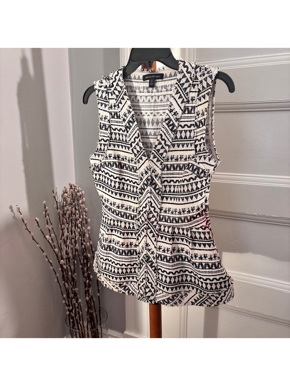 Banana Republic Blk & Beige Geometric Peplum Blouse V-Neck Sleeveless Size 2